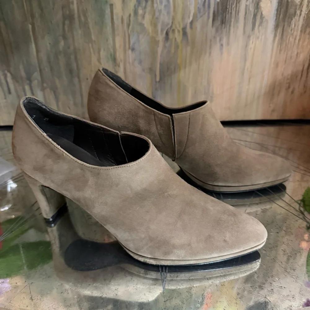 Stuart Weitzman Suede Booties – Taupe – Size 7 – NWOT